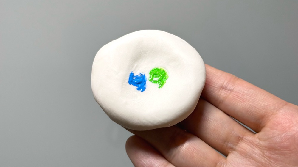 樹脂粘土に絵の具を付ける