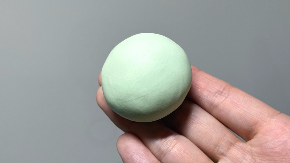 丸めたミント色の粘土
