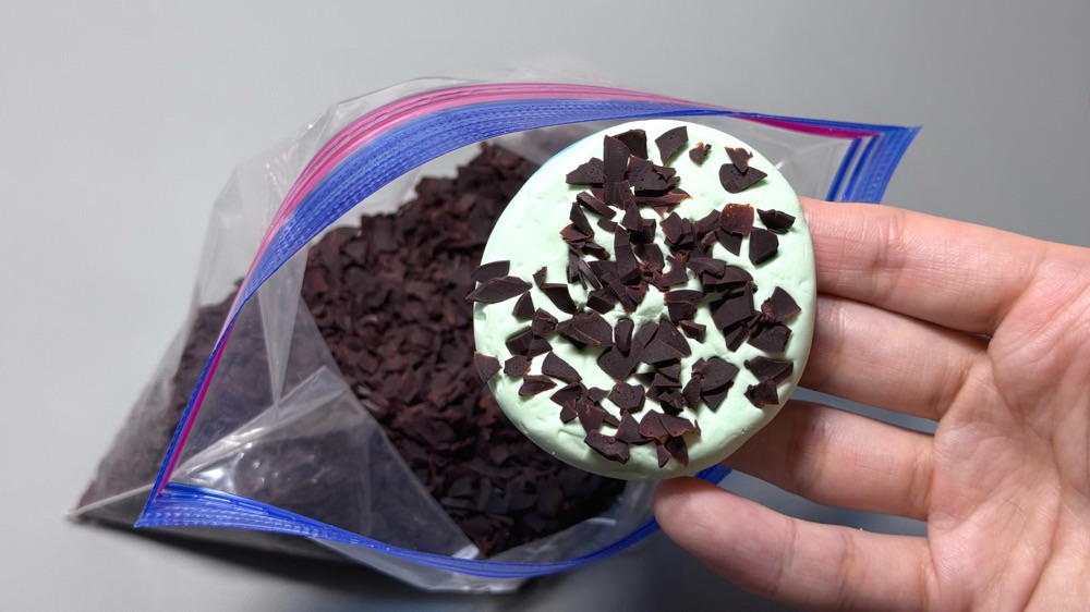 チョコチップを付けた粘土