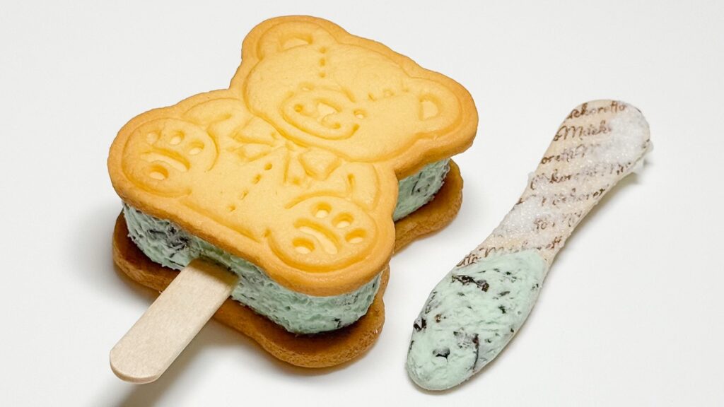 くまのクッキーを使ったアイスサンドのチョコミント味
