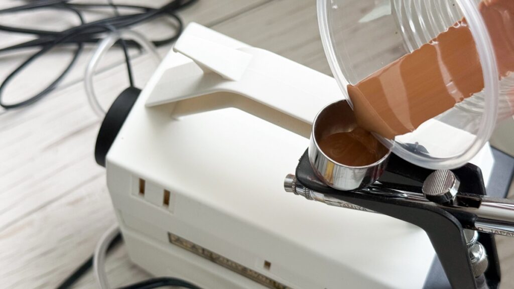エアブラシのタンクに塗料を入れる