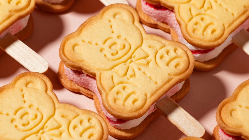 テディベアをモチーフにしたフェイクスイーツのアイスサンド