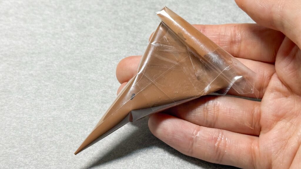 コルネにチョコソースを入れる