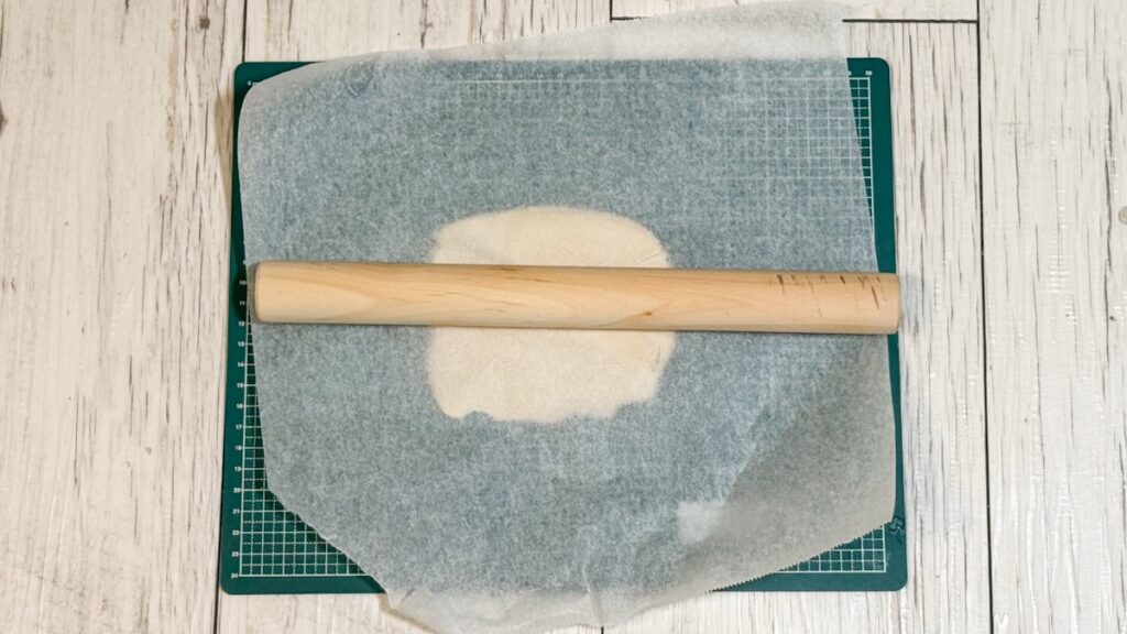 めん棒で油粘土を伸ばす