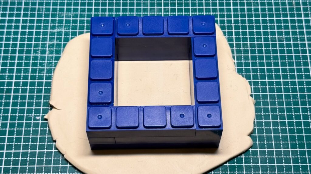油粘土に型取りブロックをセットする