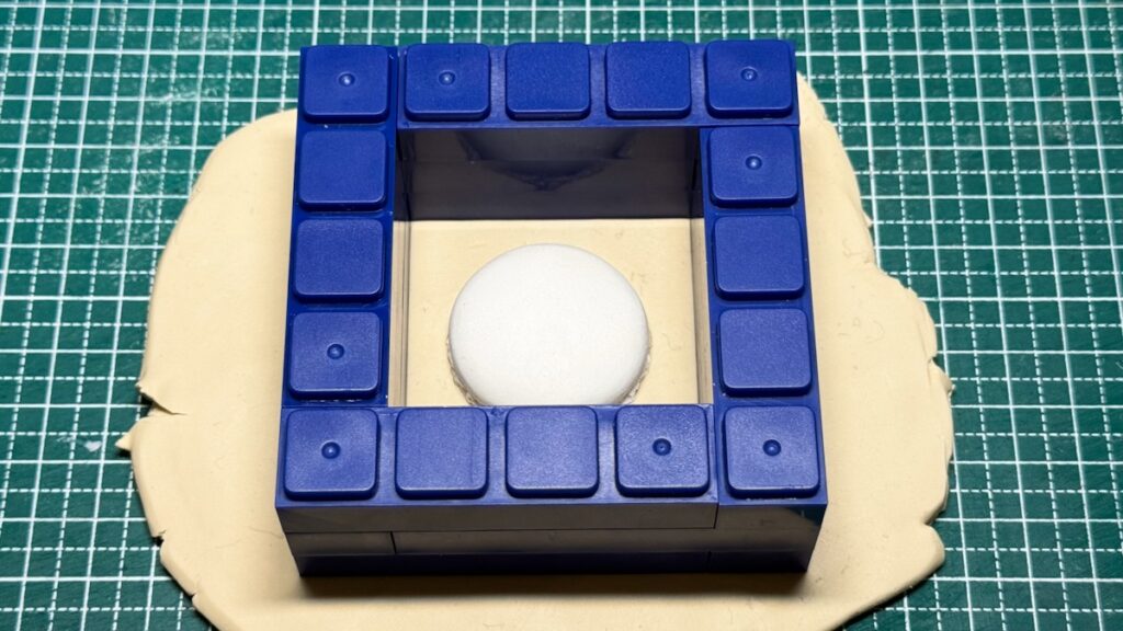 油粘土にブロックと原型をセットする
