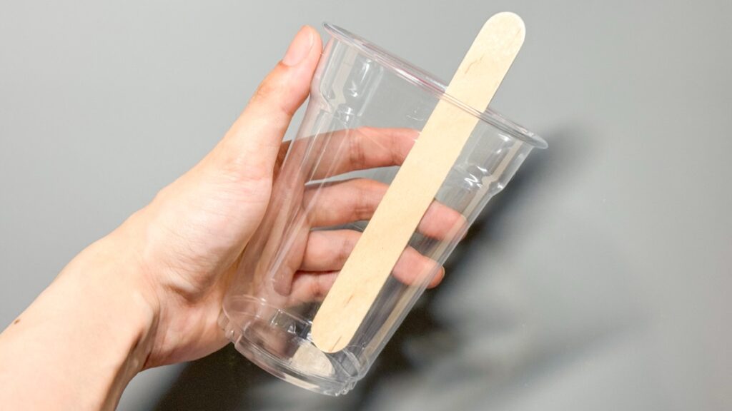 プラスティックカップと木製スティック