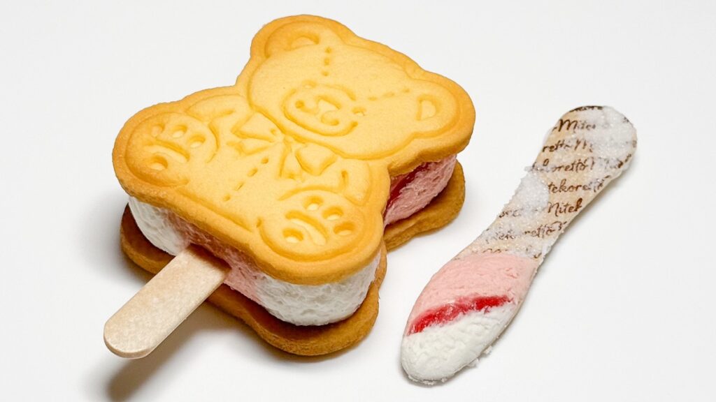 くまのクッキーを使ったアイスサンドのいちご味