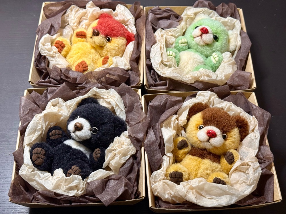 ラッピング前の喫茶店モチーフのテディベア