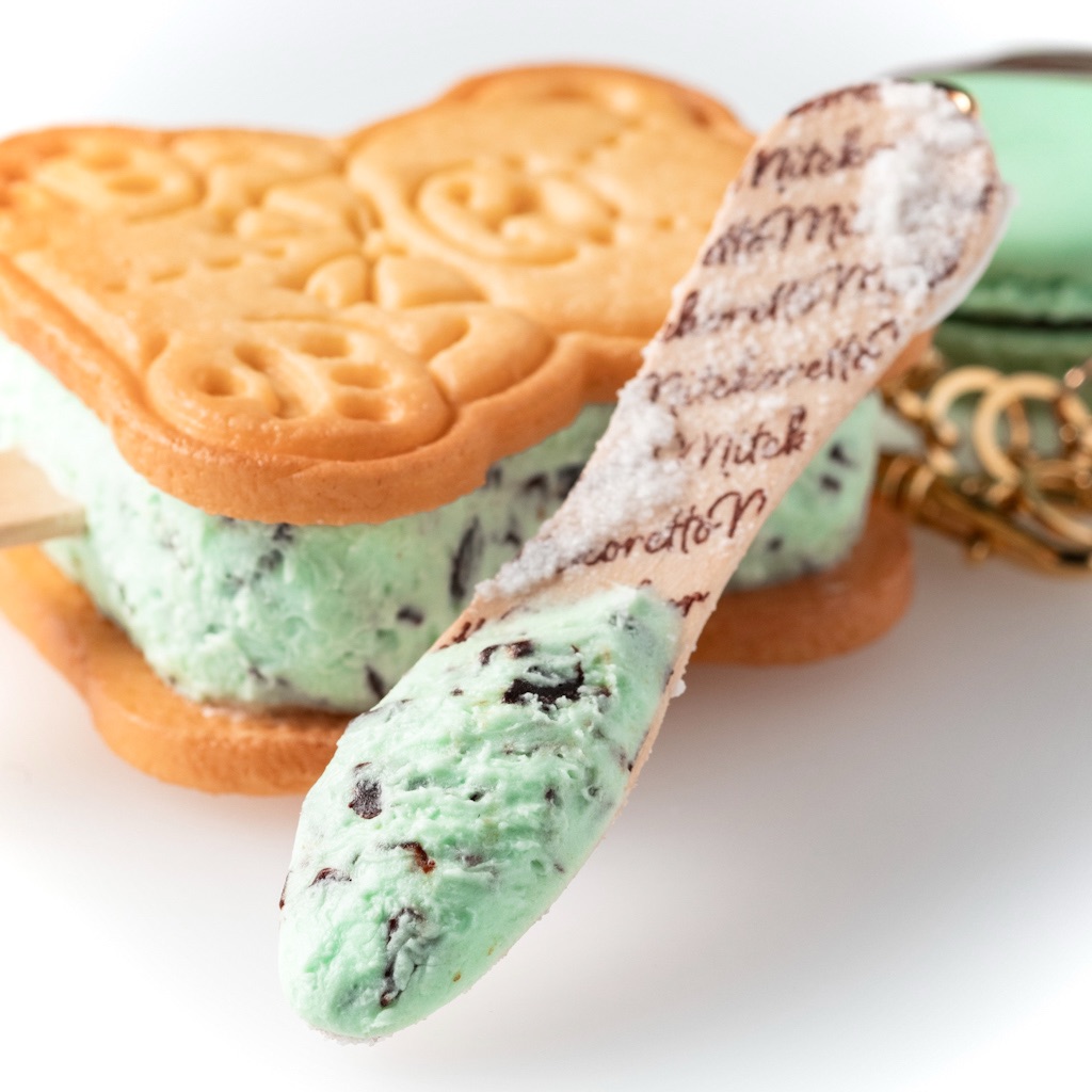 チョコミントアイスをすくった木のスプーン