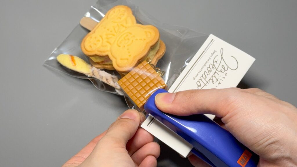 ペーパーヘッダーをホチキスで止める