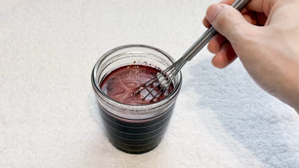 染料をよく混ぜて溶かす