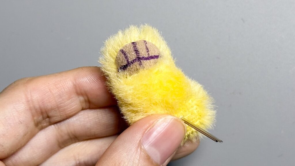 消えるペンで肉球の下書きをする